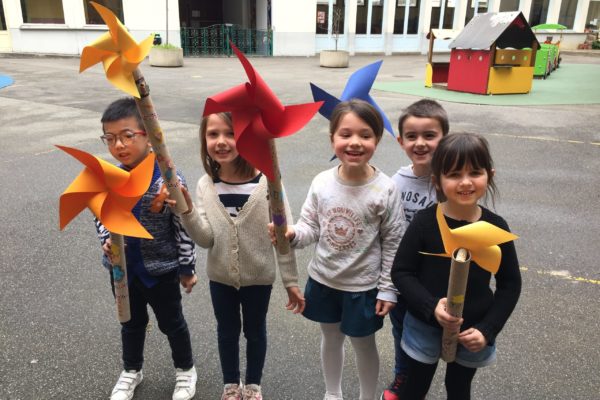 Photographie des élèves maternelle avec la fabrication des moulins à vent